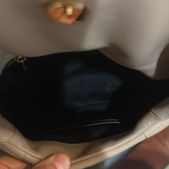 Saint Laurent

Puffer Toy Shoulder Bag in Quilted Lambskin - Picture 5 of 6